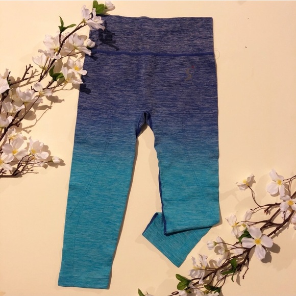 Sports bra and capris set - Picture 7 of 7